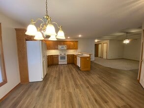 3906 SW Chartwell Ct in Lee's Summit, MO - Building Photo - Building Photo