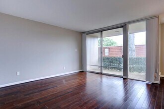 3401 Timmons Ln in Houston, TX - Building Photo - Building Photo