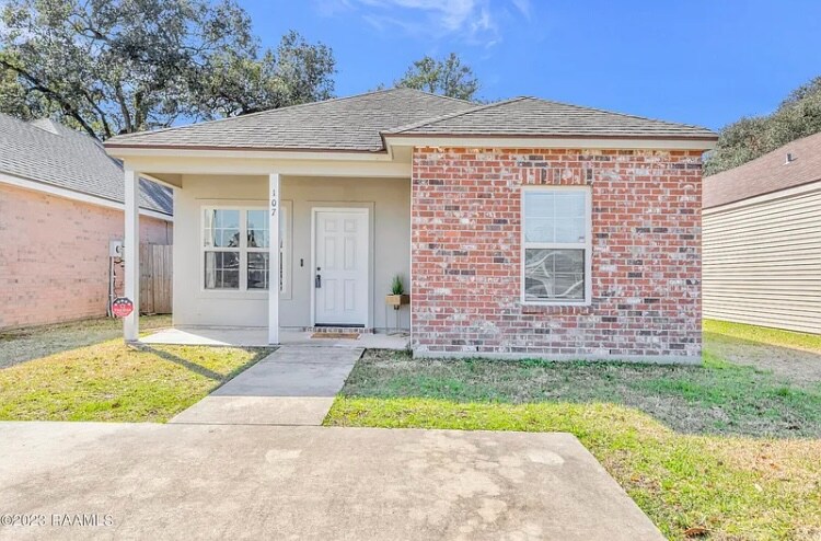 107 Darlene Dr in Lafayette, LA - Building Photo