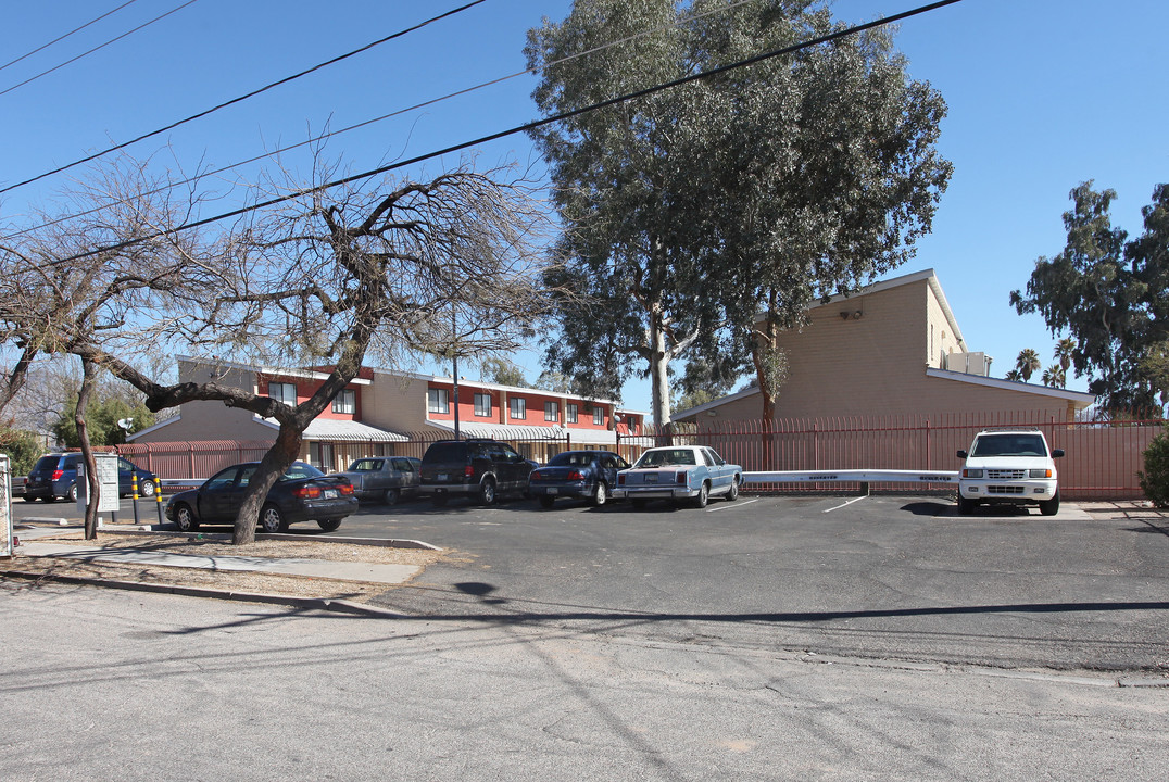 Fenster Edith in Tucson, AZ - Building Photo