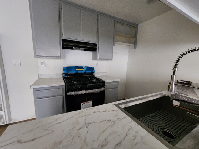 14743 Sylvan St in Los Angeles, CA - Building Photo - Building Photo