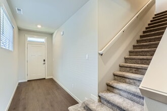 9212 SW Vermillion Dr in Tualatin, OR - Foto de edificio - Building Photo