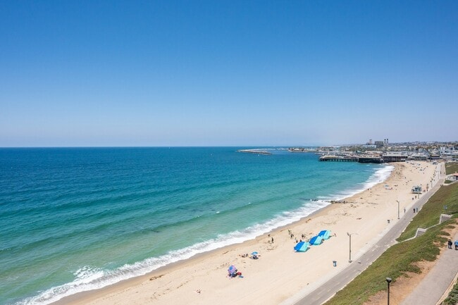 565 Esplanade in Redondo Beach, CA - Building Photo - Building Photo