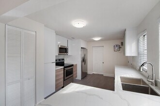 522 NW 47th Terrace in Miami, FL - Building Photo - Building Photo