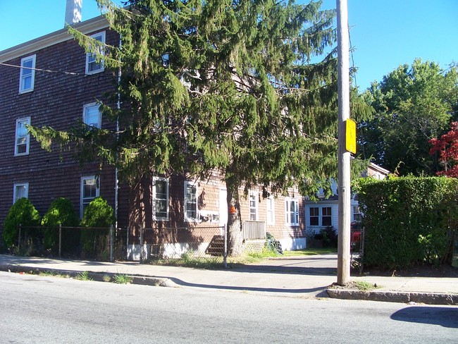 1166-1168 Dwelly St in Fall River, MA - Foto de edificio - Building Photo