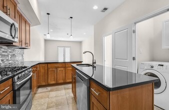 2050 Frankford Ave in Philadelphia, PA - Building Photo - Building Photo