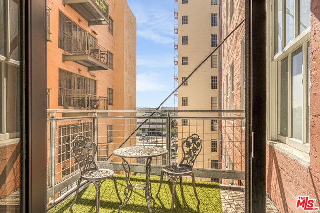 738 S Los Angeles St in Los Angeles, CA - Building Photo - Building Photo