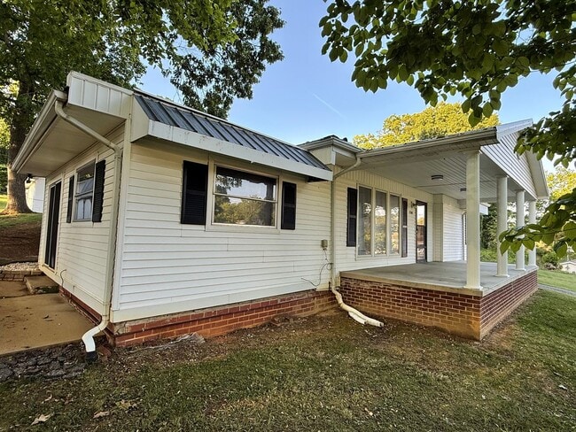 1216 Tusculum Blvd in Greeneville, TN - Foto de edificio - Building Photo