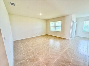 5067 Tana Ter in St. Cloud, FL - Foto de edificio - Building Photo