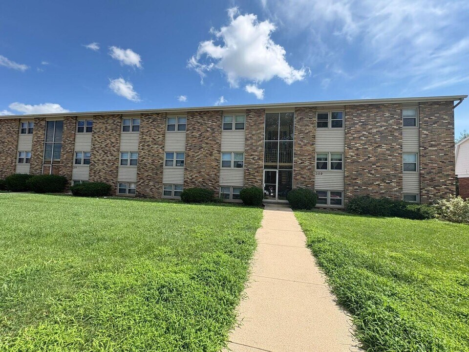 309-311-311 Robinhood Ln in Bloomington, IL - Building Photo