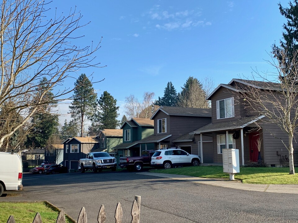 18304 SE Abernethy Ln in Milwaukie, OR - Building Photo