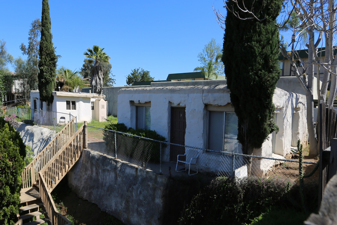 835 W 5th Ave in Escondido, CA - Building Photo