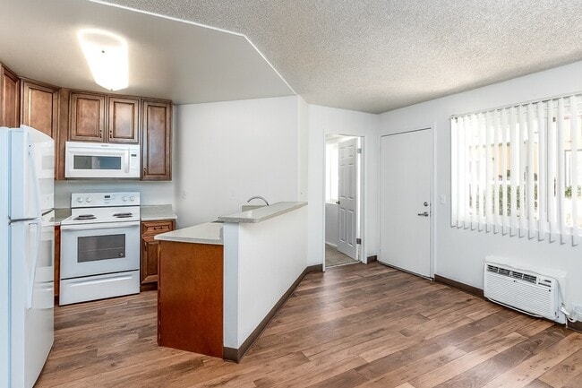 Spring Villas in San Diego, CA - Building Photo - Building Photo