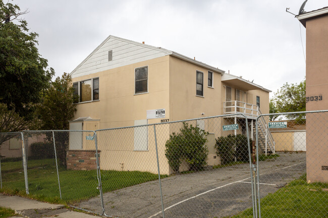 9033 Ramsgate Ave in Los Angeles, CA - Foto de edificio - Building Photo