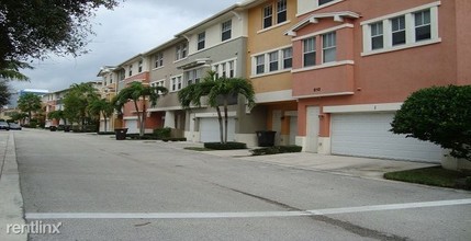 690 Amador Ln-Unit -Unit 1 in West Palm Beach, FL - Building Photo - Building Photo