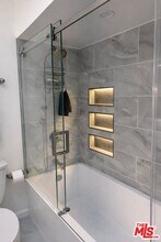 11110 Camarillo St in Los Angeles, CA - Building Photo - Building Photo