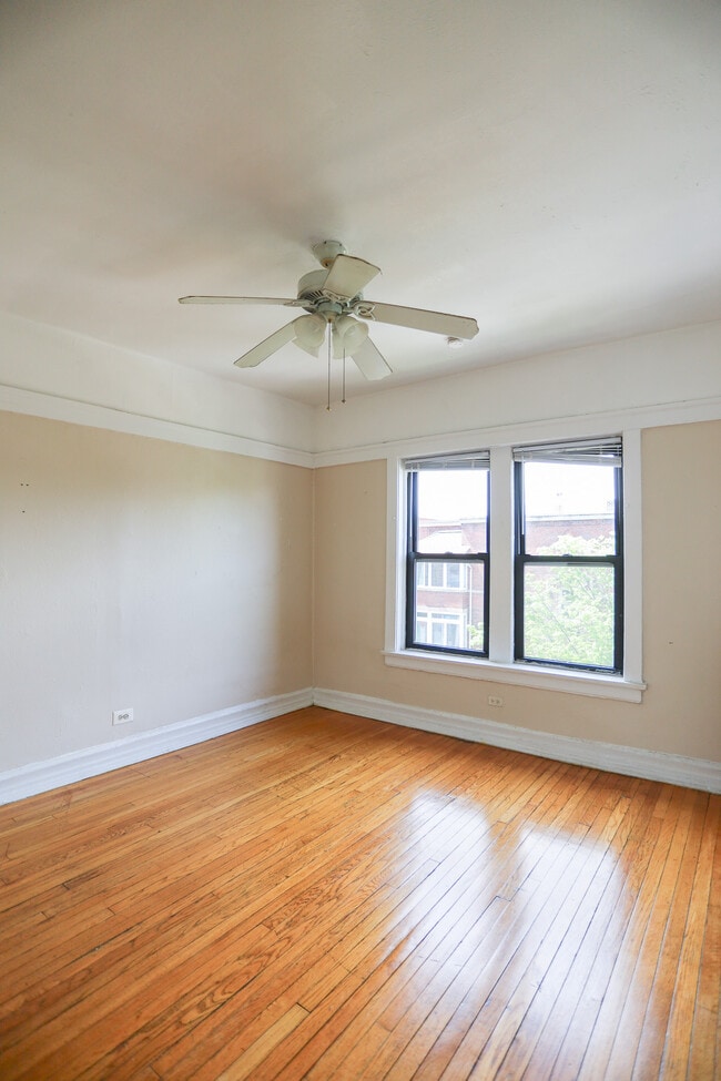 7449 N Greenview Ave, Unit #412