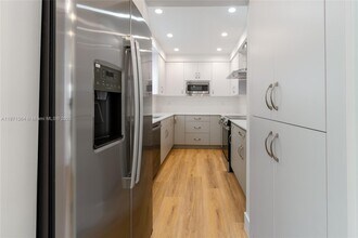 3160 S Le Jeune Rd, Unit 3160 in Coral Gables, FL - Building Photo - Building Photo