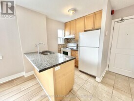 11 Thirty Third St in Toronto, ON - Building Photo