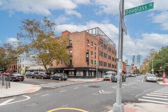 244 Hoyt St in Brooklyn, NY - Foto de edificio - Building Photo