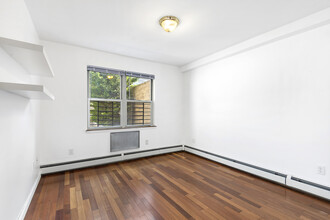 122 Boerum St in Brooklyn, NY - Building Photo - Interior Photo