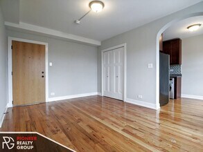 556 W Arlington Pl, Unit 2 in Chicago, IL - Foto de edificio - Building Photo