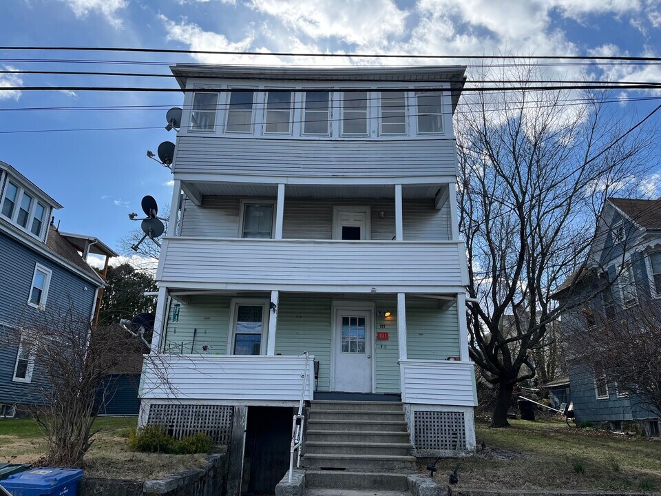 101 Riverview Ave in New London, CT - Building Photo