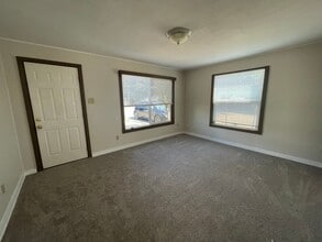 346 E 2nd Ave in Sutherlin, OR - Foto de edificio - Building Photo