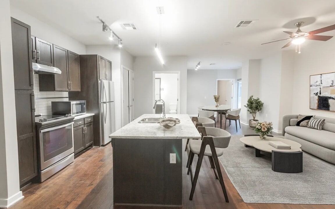 The Mayflower Apartments in Dallas, TX - Building Photo