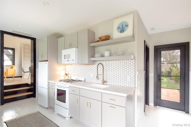 5 Tepee St in Hampton Bays, NY - Building Photo - Building Photo