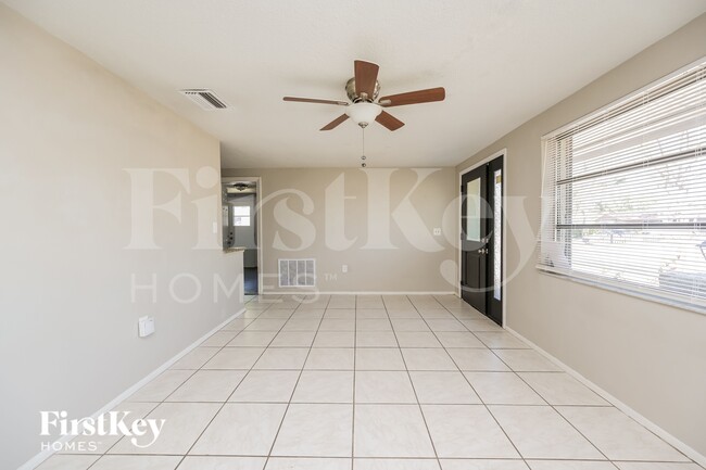 10905 Kingsbridge Rd in Port Richey, FL - Building Photo - Building Photo