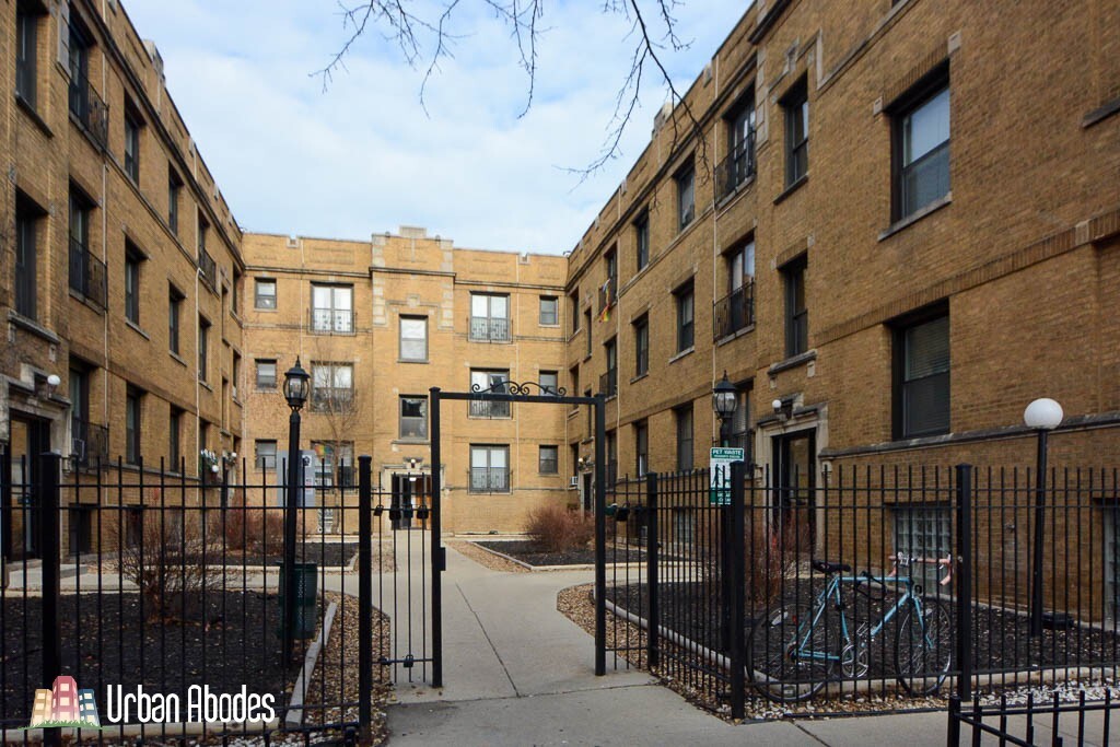 732 W Roscoe St, Unit A04C in Chicago, IL - Building Photo