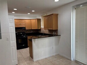 1370 W 30th St in Hialeah, FL - Foto de edificio - Building Photo