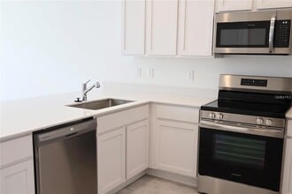 2452 Skyline Lp in Kissimmee, FL - Foto de edificio - Building Photo