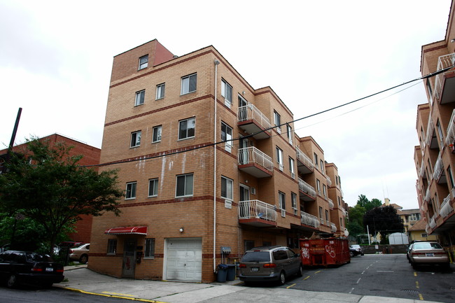 14032 34th Ave in Flushing, NY - Foto de edificio - Building Photo