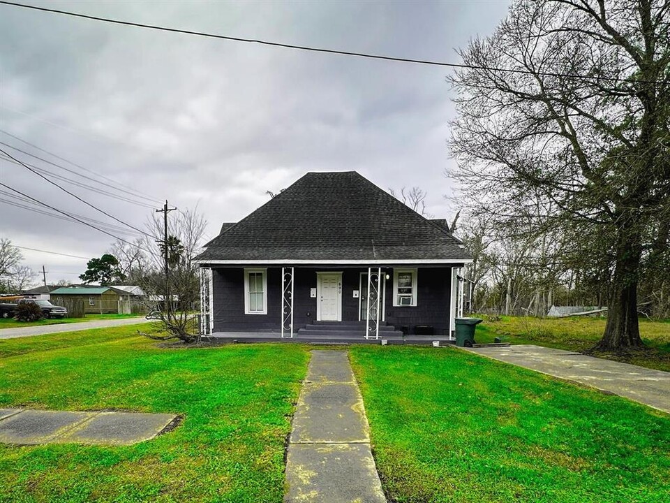 690 Avenue E in Beaumont, TX - Building Photo