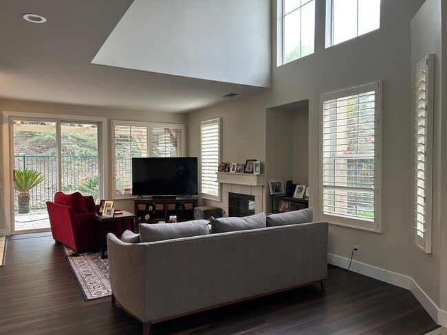 580 Fenwick Way in Simi Valley, CA - Foto de edificio - Building Photo