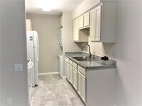 1860 White Oak Dr photo'