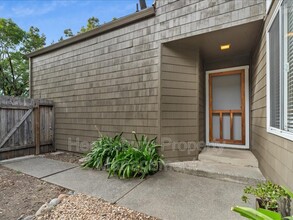 547 Fieldcrest Dr in Healdsburg, CA - Building Photo - Building Photo