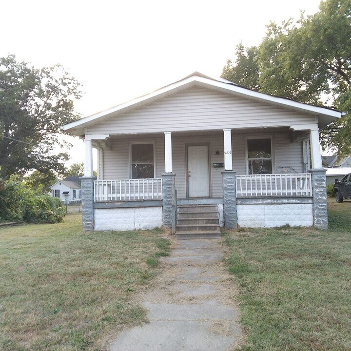 401 N Washington St in Sparta, IL - Foto de edificio