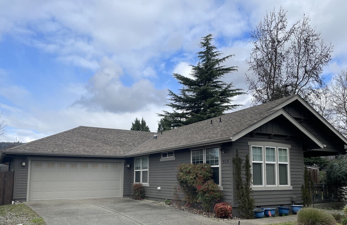 919 Schaefers Ln in Grants Pass, OR - Building Photo