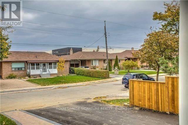 23 Glen Belle Crescent in Toronto, ON - Building Photo - Building Photo