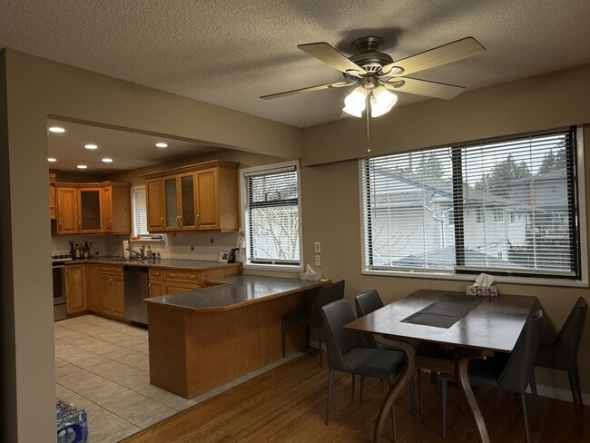 732 Mars St in Coquitlam, BC - Building Photo - Building Photo