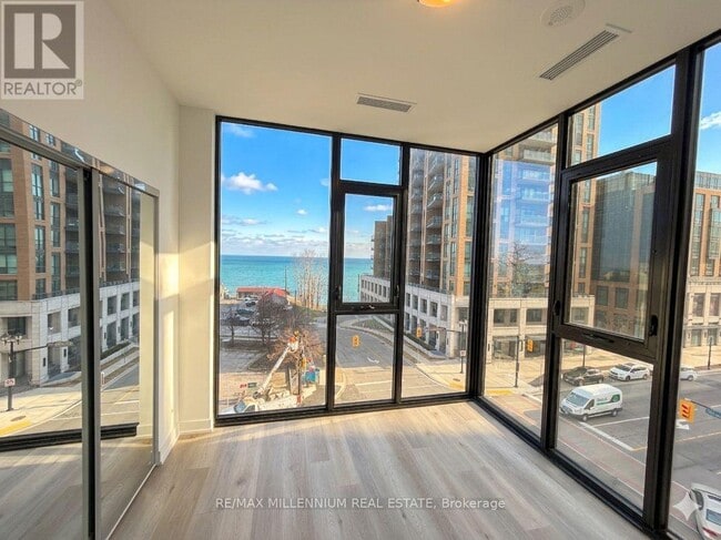 2075 Lakeshore Rd. in Burlington, ON - Building Photo - Building Photo