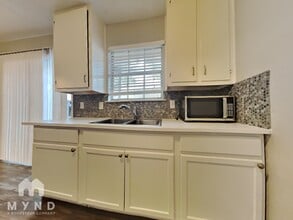1010 N Meadows Dr in Austin, TX - Building Photo - Building Photo