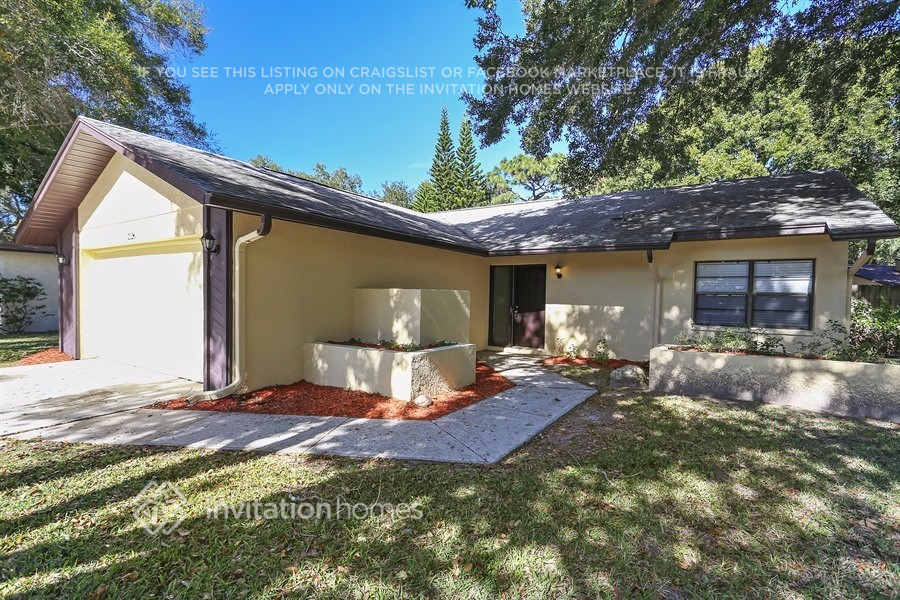 2126 Little Brook Ln in Clearwater, FL - Building Photo