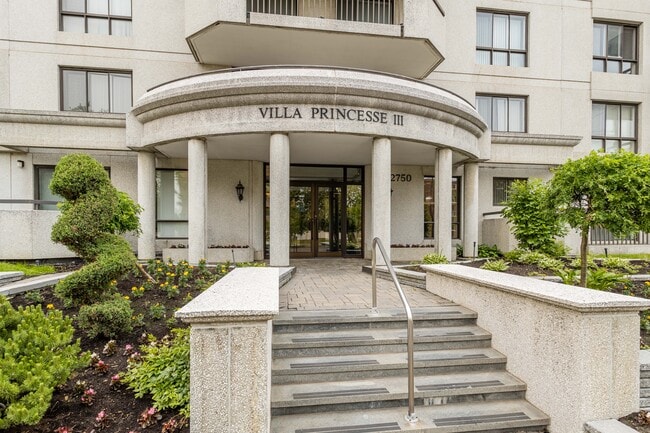 2750 De La Côte-Vertu Boul in Montréal, QC - Building Photo - Building Photo