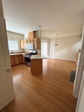 12422 NE 100th St in Kirkland, WA - Foto de edificio - Building Photo