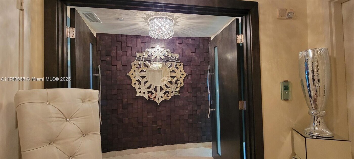 1331 Brickell Bay Dr in Miami, FL - Building Photo