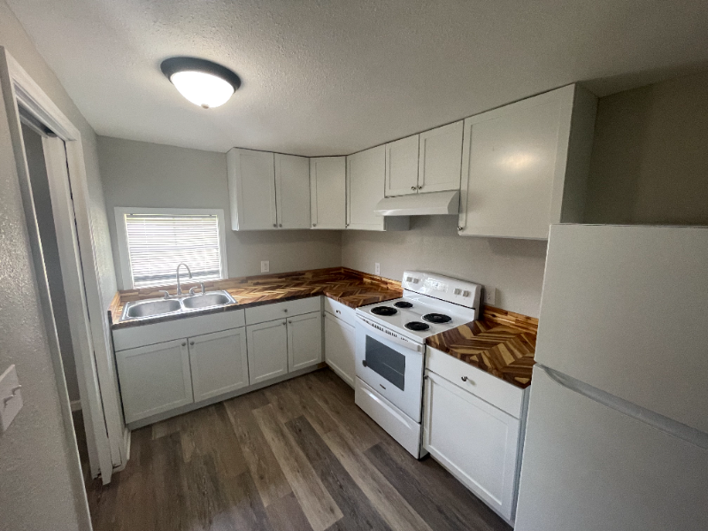 8724 Ocean Springs Rd in Ocean Springs, MS - Building Photo
